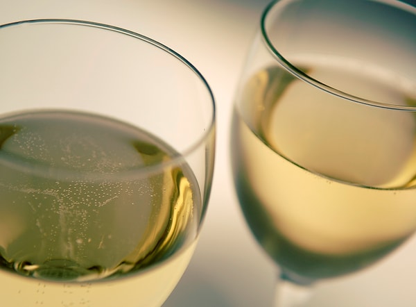 Белое вино? Возможно он серийный убийца. Или женат. Или и то, и другое.