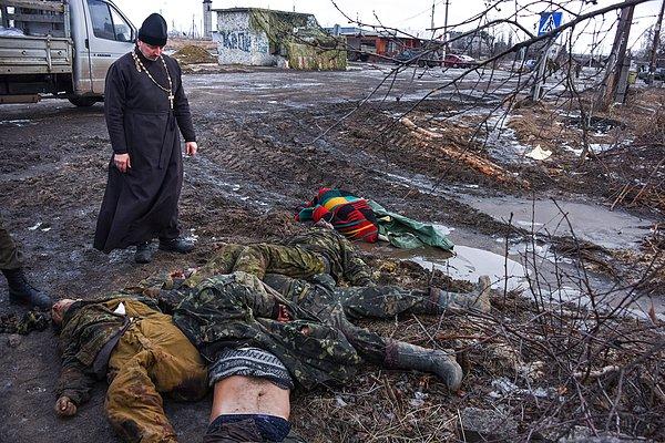 5. Ukrayna askerlerinin başında duran bir Ortodoks papazı. Krisny Partizan, Ukrayna. 24 Ocak 2015.