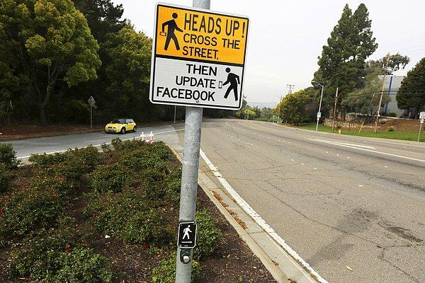 22. Kaliforniya Eyalet Üniversitesi yakınlarındaki yolda bulunan tabela kısaca ''önce önüne bak Facebook'a sonra da bakarsın'' diyor. 10 Mart 2015.
