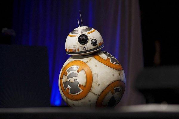 29. Yeni, Star Wars robotu BB-8 Kaliforniya'daki Star Wars Kutlaması'nda görücüye çıktı. 16 Nisan 2015