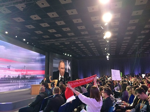 Gazetecilerin Putin'in dikkatini çekme çabaları
