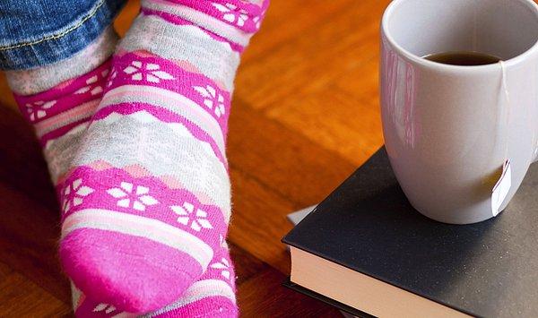 9. Evde kalın çoraplar, battaniye, boyunluk, parmaksız eldiven, vb. ile dolaşmaya alışıksınızdır.