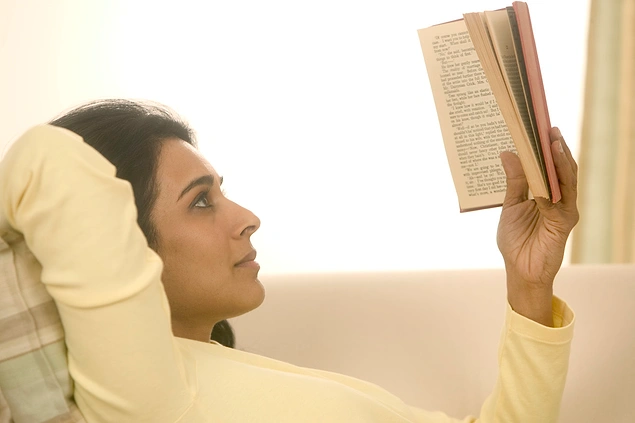 Havanın erken kararmasıyla evde saatlerce kitap okunur.