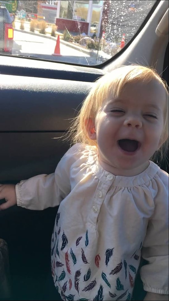 Маленькая кроха поет песню Адель в своей неподражаемой манере