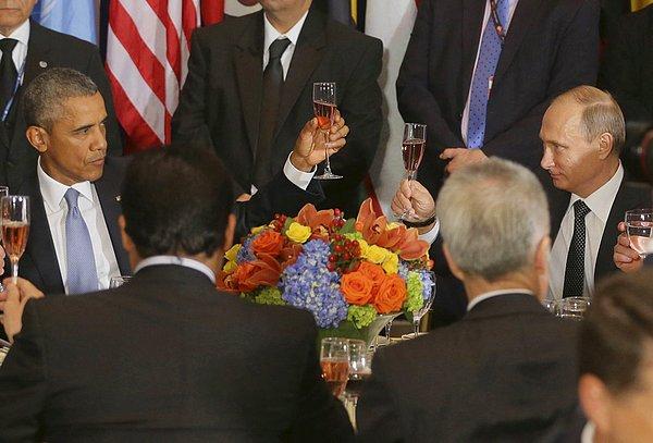 2. Rusya devlet başkanı Putin ve ABD başkanı Obama, Birleşmiş Milletler Genel Kurulu'nun öğle yemeği sırasında kadeh kaldırırken. New York. 8 Eylül 2015.