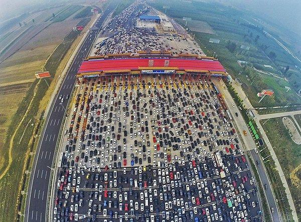 17. Çin'in başkenti Pekin'de bir hafta süren Milli Bayram tatili sonrası geçiş gişelerinde oluşan trafik. 6 Ekim 2015.