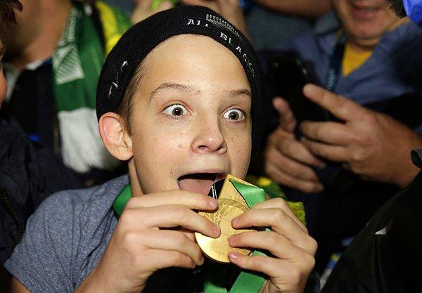 19. Avustralya ve Yeni Zelanda arasında oynanan Rugby Dünya Kupası Finali'nden sonra, Yeni Zelandalı Sonny Bill Williams tarafından kendisine verilen madalyayı kameralara gösteren çocuk. Londra. 31 Ekim 2015.