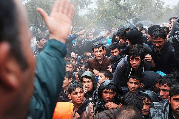 21. Gittikçe kalabalıklaşan Moria Kampı'nda şiddetin dozu artarken, ana kapının önünde kavga eden Afgan erkekleri. Midilli Adası, Yunanistan. 22 Ekim 2015.