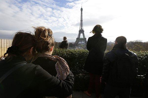 31. Paris'teki kanlı saldırılardan sonra, Eiffel Kulesi'nin önündeki Trocadero Meydanı'nda kurbanlar anısına saygı duruşunda bulunan insanlar. 16 Kasım 2015.