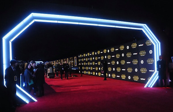 Футуристическая красная ковровая дорожка на премьере «Звездные войны: Пробуждение силы».