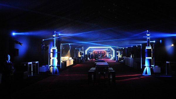 Внутри футуристической красной ковровой дорожки «Звездных войн: Пробуждения силы».