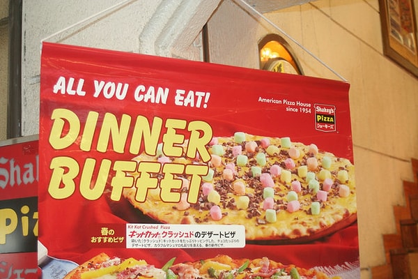 17. Пицца с крошками Kit Kat и маршмэллоу.