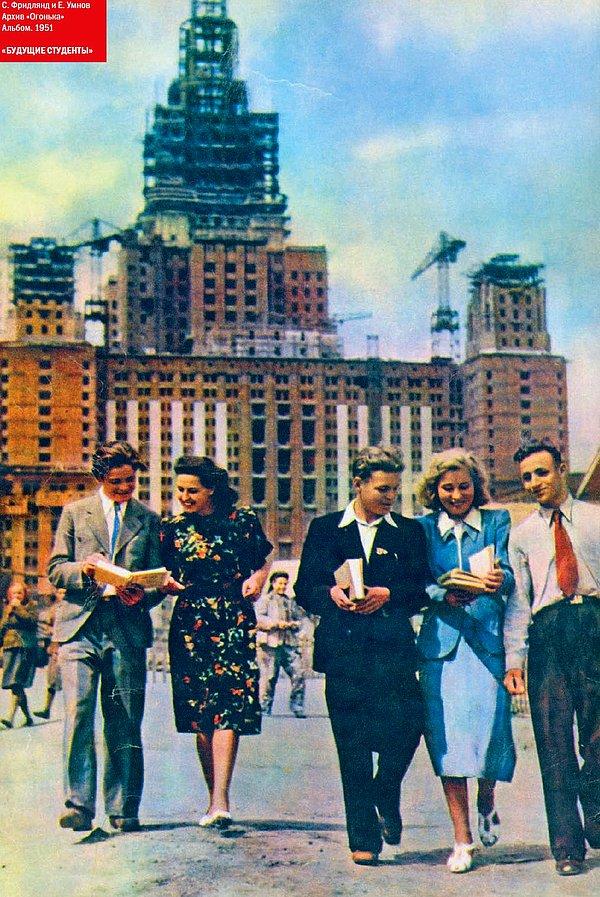 4. Yeni Moskova Devlet Üniversitesi yakınlarında yürüyen Sovyet gençleri, 1951.