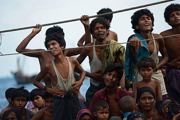 7. Tayland sularındaki bir gemide sürüklenen Rohingyalı göçmenler