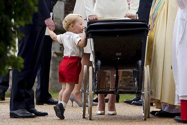 29. Mary Magdalene Kilisesi'ndeki vaftiz töreninden sonra, Britanya Prensi George kızkardeşi Prenses Charlotte'a bakıyor.