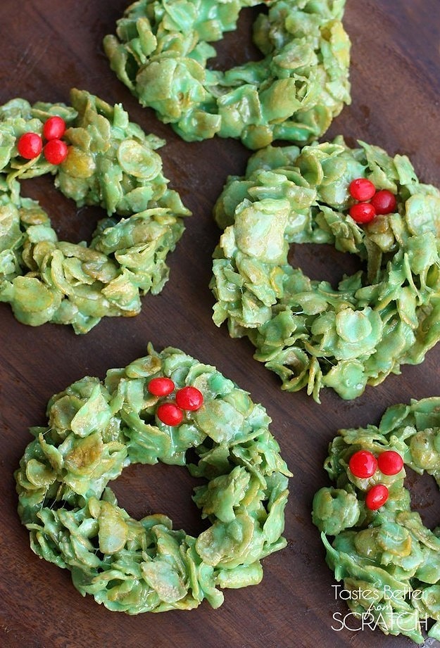 Рождественская гирлянда из кукурузных хлопьев.