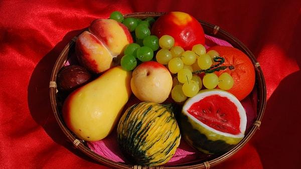 23. Çoluk çocuğun canı çeksin diye masanın üstüne konmuş plastik meyveler