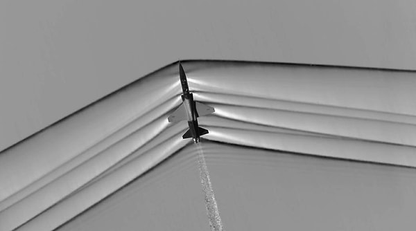 18. Снимок ударной волны реактивного самолета T-38C, летящего на сверхзвуковой скорости над пустыней Мохаве.