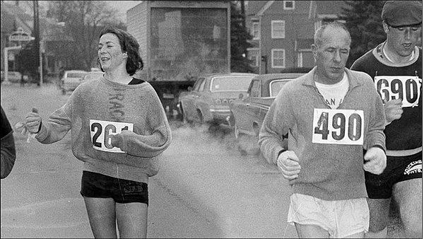 10. Nihayetinde 19 Nisan 1967 günü, Kathrine Switzer, çevredeki insanların ve yanı başındaki sporcuların şaşkın bakışları arasında startı verilen koşuya başlar.