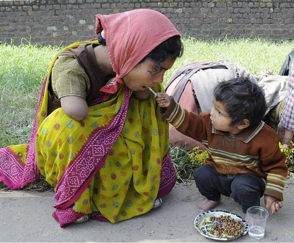 2. Engelli annesine yemek yediren çocuk.