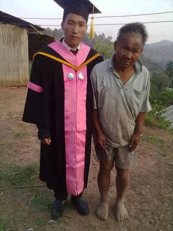6. Çiftçi baba ve yeni mezun oğlu.