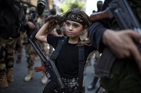 15. Militanlar arasındaki Filistinli küçük kız.
