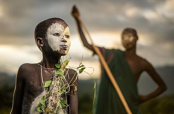 20. Etiyopya'daki Suri Kabilesi'nden bir çocuk.