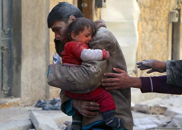 28. Minik kız çocuğu ve onu enkazdan kurtaran abisi. Suriye.
