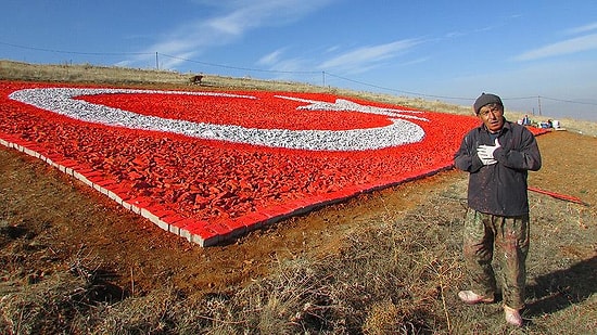 Şehitler Anısına Çakıldan Dev Türk Bayrağı Yaptı