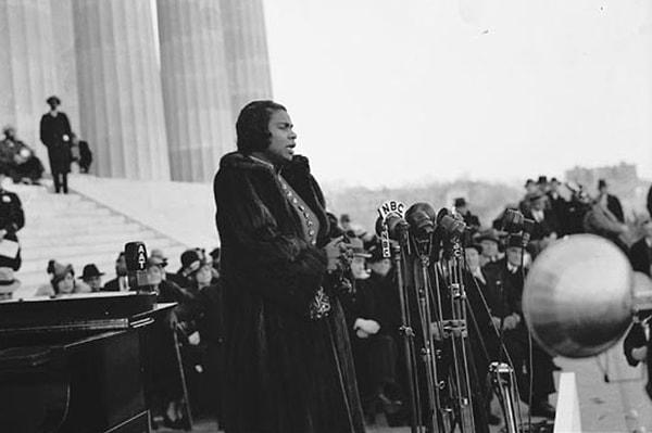 11. Marian Anderson'ın siyah olduğu için şarkı söylemesinin yasaklanması ve olaya karşı çıkmak için Eleanor Roosevelt'in konser düzenlemesi.