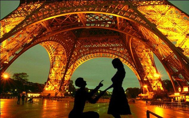 9. Paris tam bir aşk şehri, sokaklarından bile romantizm akıyor.
