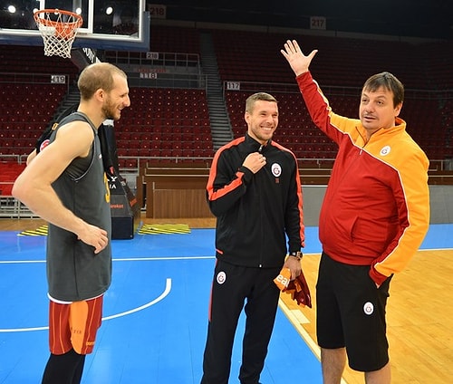 Podolski'den Galatasaray Basketbol Takımına Ziyaret