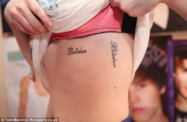 У девушки есть пять татуировок, и все с именем любимого.