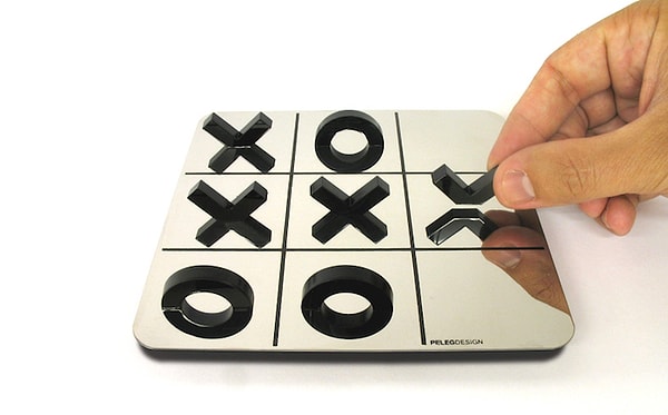 5. Зеркальная доска для игры в крестики-нолики.