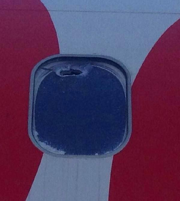 Uçaklarda yolcu camı ve gövdelerinde parça çarpmasından kaynaklanan hasar...