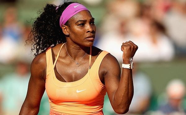 8. Gazeteciler Serena Williams'ın başarılarını görmezden gelerek, onun hakkında "aşırı kaslı, erkeksi bir vücudu var, berbat" diye bahsetmeyi tercih ettiler.