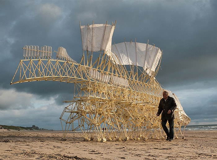 Rüzgar Gücüyle Yürümeye Başlayan Devasa Heykeller