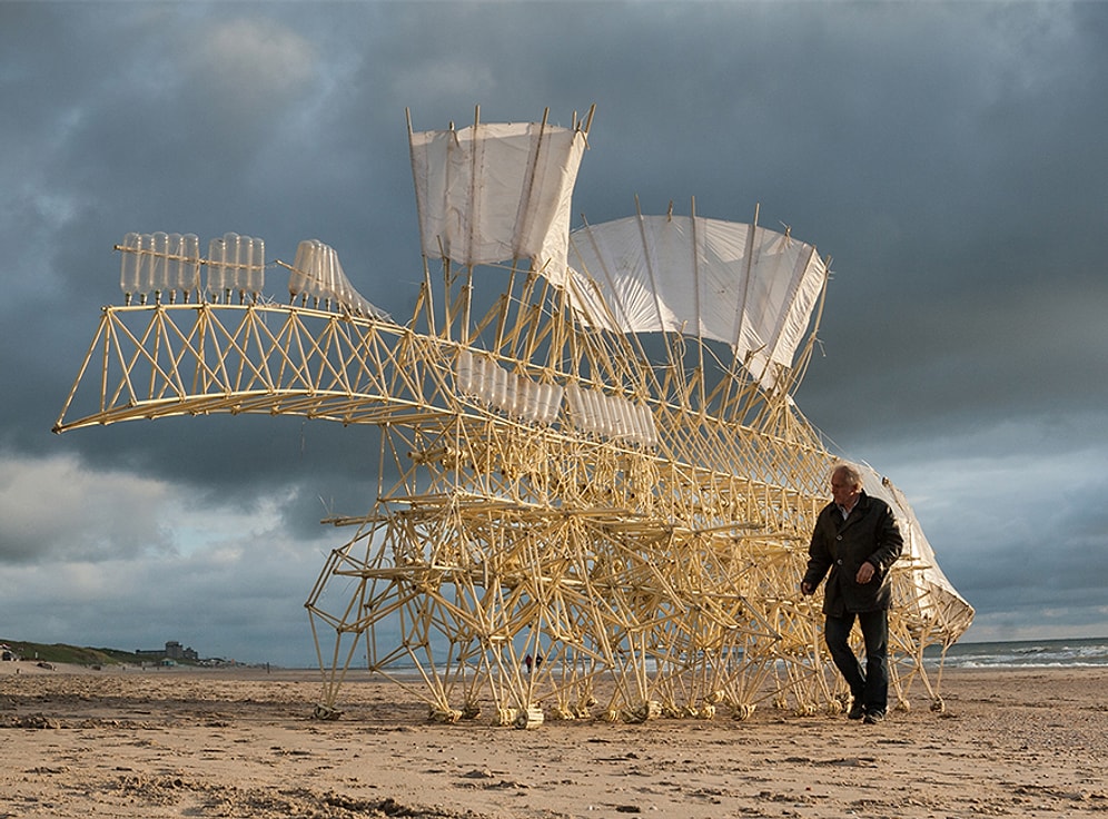 Rüzgar Gücüyle Yürümeye Başlayan Devasa Heykeller