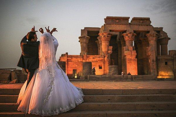 30. Ve son olarak, yeni evli çiftin elleriyle verdikleri mesaj: "SEVGİ". Fotoğraf, Mısır'daki Asvan şehrinin kuzeyinde yer alan Kom Ombo antik tapınağında çekilmiş. 30 Nisan 2015.