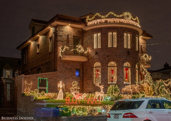 5. Вскоре все это стало своего рода дружеским соревнованием между соседями, жители района стараются превзойти друг друга, делая все более сложные световые витрины из своих домов.