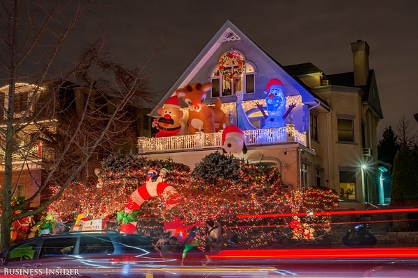 8. Многие из жителей выставляют огромные фигуры сказочных персонажей. Этот домик послужил пристанищем для мистера Картофельной головы в новогодним костюмчике, Рудольфа и Снупи наряду с Эльзой и Олафом из популярного мультфильма «Холодная сердцем».