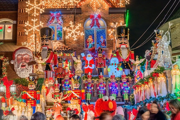 13. Дом Люси и Анджело Спата на 84-ой улице освещен так ярко, словно ты попал на Таймс-сквер. А игрушечный Элмо еще более усиливает сходство. Эта семья одна из тех, кто основал эту замечательную традицию более, чем 30 лет назад.