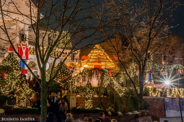 16. Две крутящиеся карусели красуются на лужайке этого дома, выделяясь среди огней и зелени.