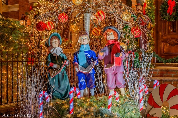 22. Наряду с мириадами Рождественских вертепов, есть и несколько движущихся фигурок-украшений. Вот это трио поет рождественские хоралы в саду одного из домов.