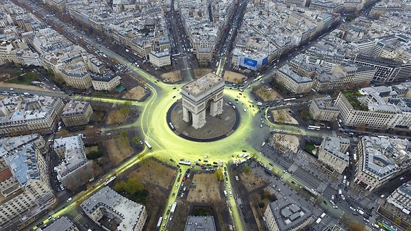 6. Нарисованное солнце вокруг Триумфальной арки.