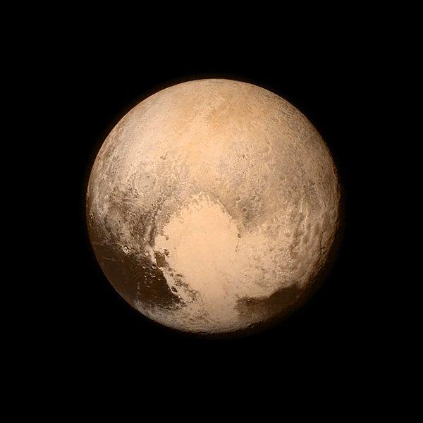 9. Temmuz'da New Horizons Uzay Aracı tarafından çekilen görüntüde Plüton ilk kez bu kadar detaylı olarak görülüyor.
