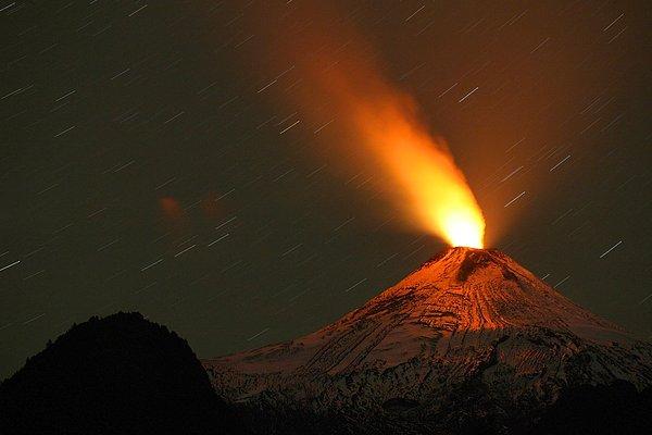 23. Şili'deki Villarrica Yanardağı'nda volkanik aktivite gözlenirken. 21 Nisan 2015.