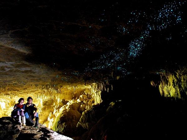 5. Yeni Zelanda'nın North Adası'nda bulunan Waitomo Glowworm Mağaraları'ndaki yoğun ateş böceği popülasyonu görsel bir şölen sunuyor.