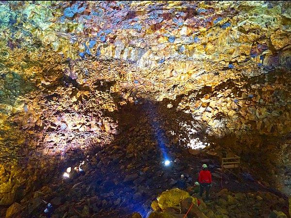 12. 4000 senedir uykuda olan İzlanda'nın Thrihnukagigur Volkanı, gerisinde bıraktığı renkli minerallerle kaplı mağaraları ile göz alıcı bir mekan.