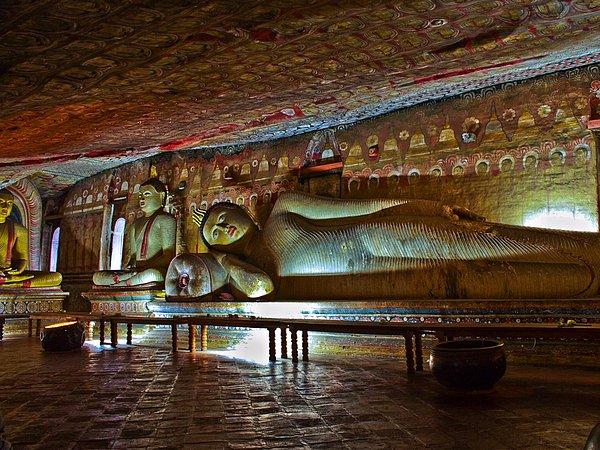 18. Sri Lanka'da bulunan Dambulla Yeraltı Tapınağı, Sri Lanka'nın en büyük ve en iyi korunmuş tapınağı olma özelliğini taşıyor.